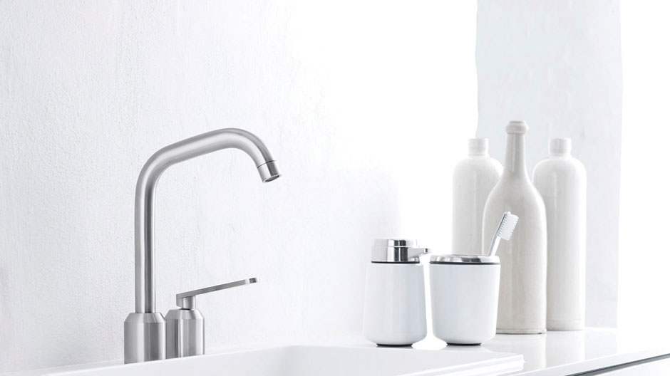 Reduzierte Gestaltung und hochwertige Materialien: die Badarmatur von Vipp.