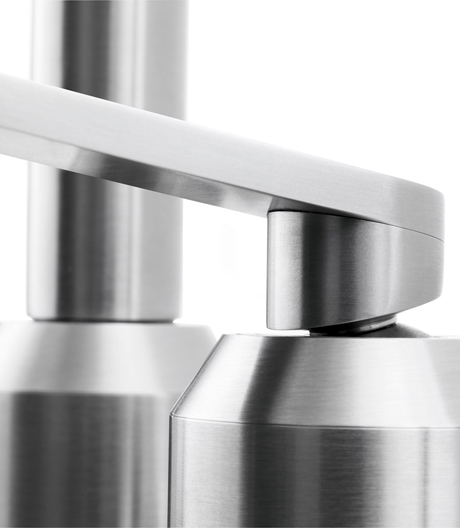 Reduzierte Gestaltung und hochwertige Materialien: die Badarmatur von Vipp.