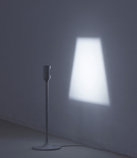 Im Licht des Schattens: Sieht aus wie ein Kerzenständer, ist aber eine Leuchte.