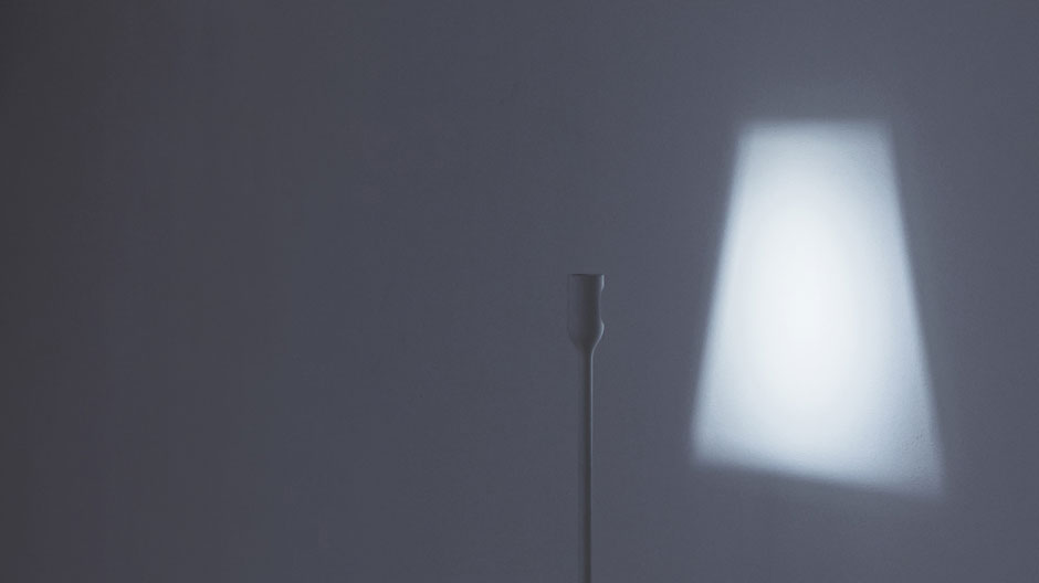 Im Licht des Schattens: Sieht aus wie ein Kerzenständer, ist aber eine Leuchte.