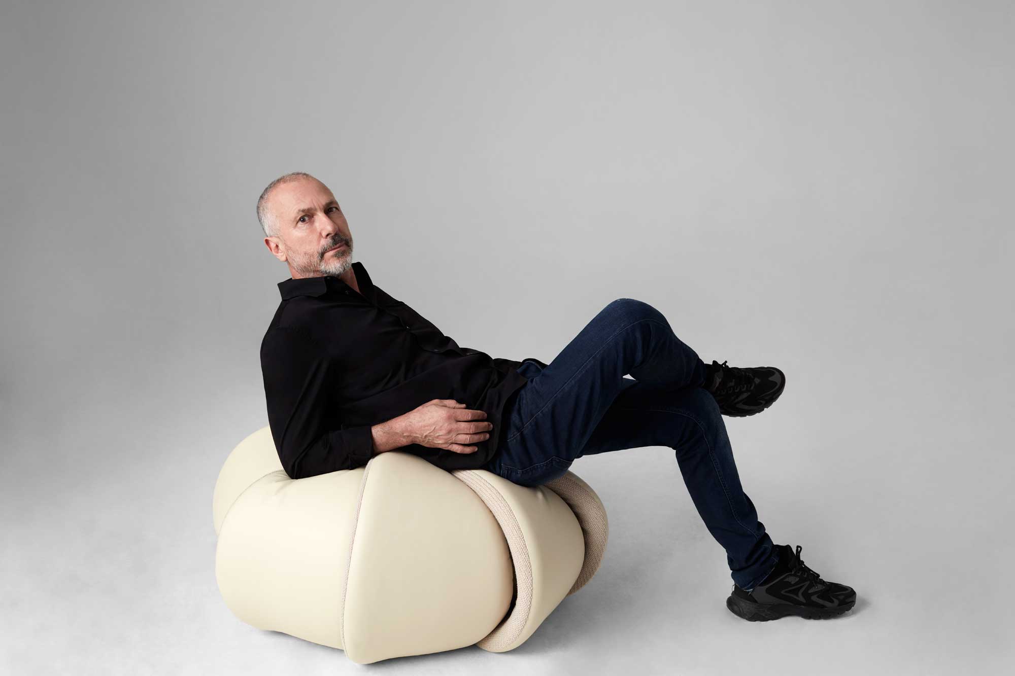 Ein Treffen mit dem brasilianischen Designer in der saudi-arabischen Wüste