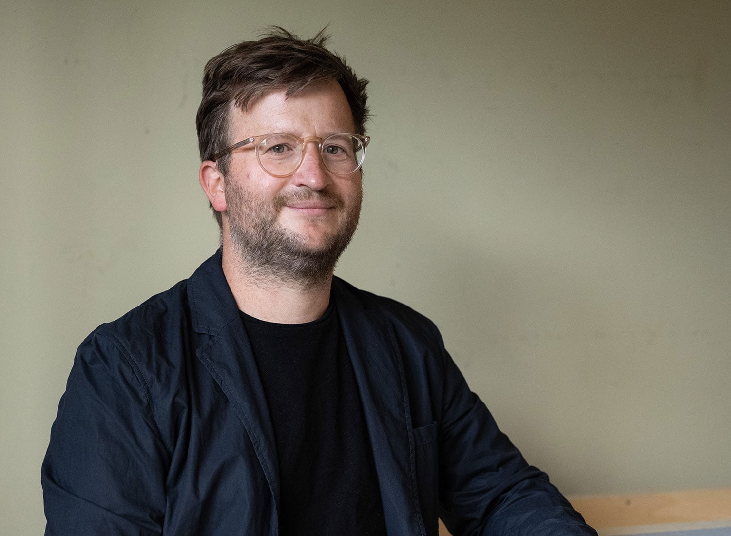 Produktdesigner Jonathan Radetz über nachhaltiges Möbeldesign, öffentlichen Raum und Design als gesellschaftliche Praxis