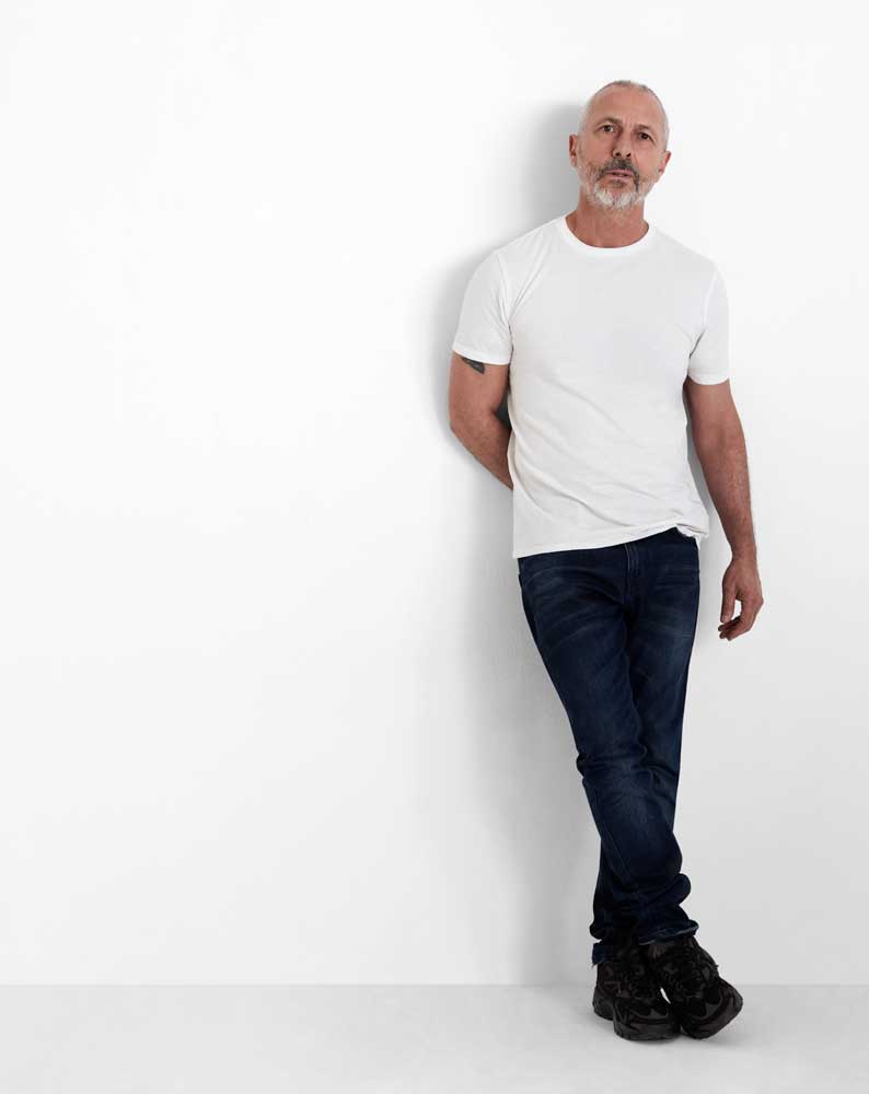 Ein Treffen mit dem brasilianischen Designer in der saudi-arabischen Wüste