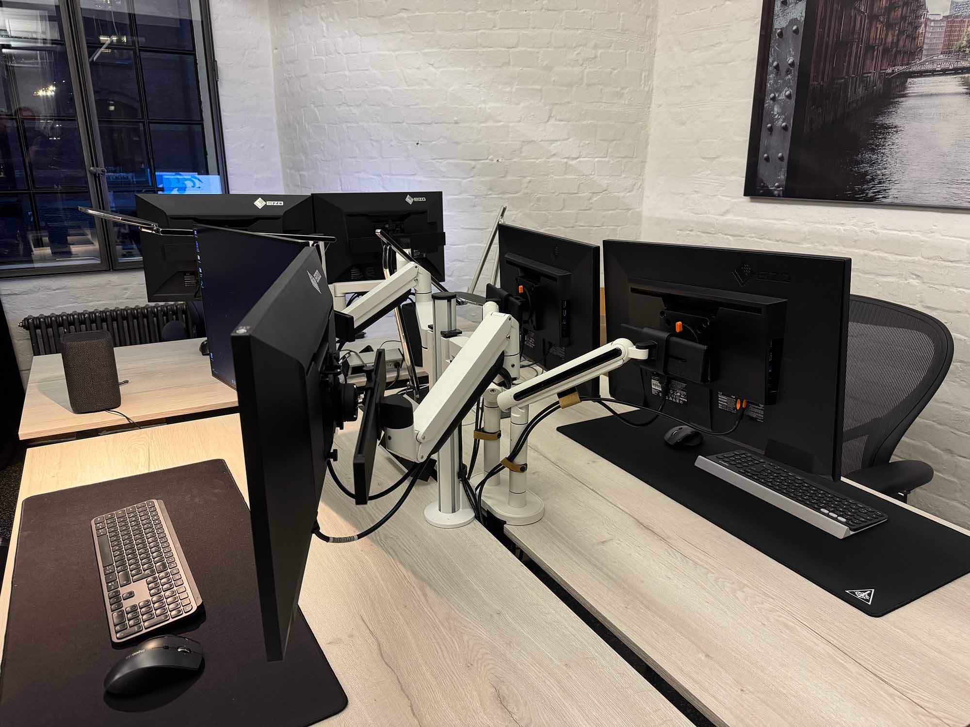Fellowes stattet elf ergonomische Arbeitsplätze in der Hamburger Speicherwerkstatt aus