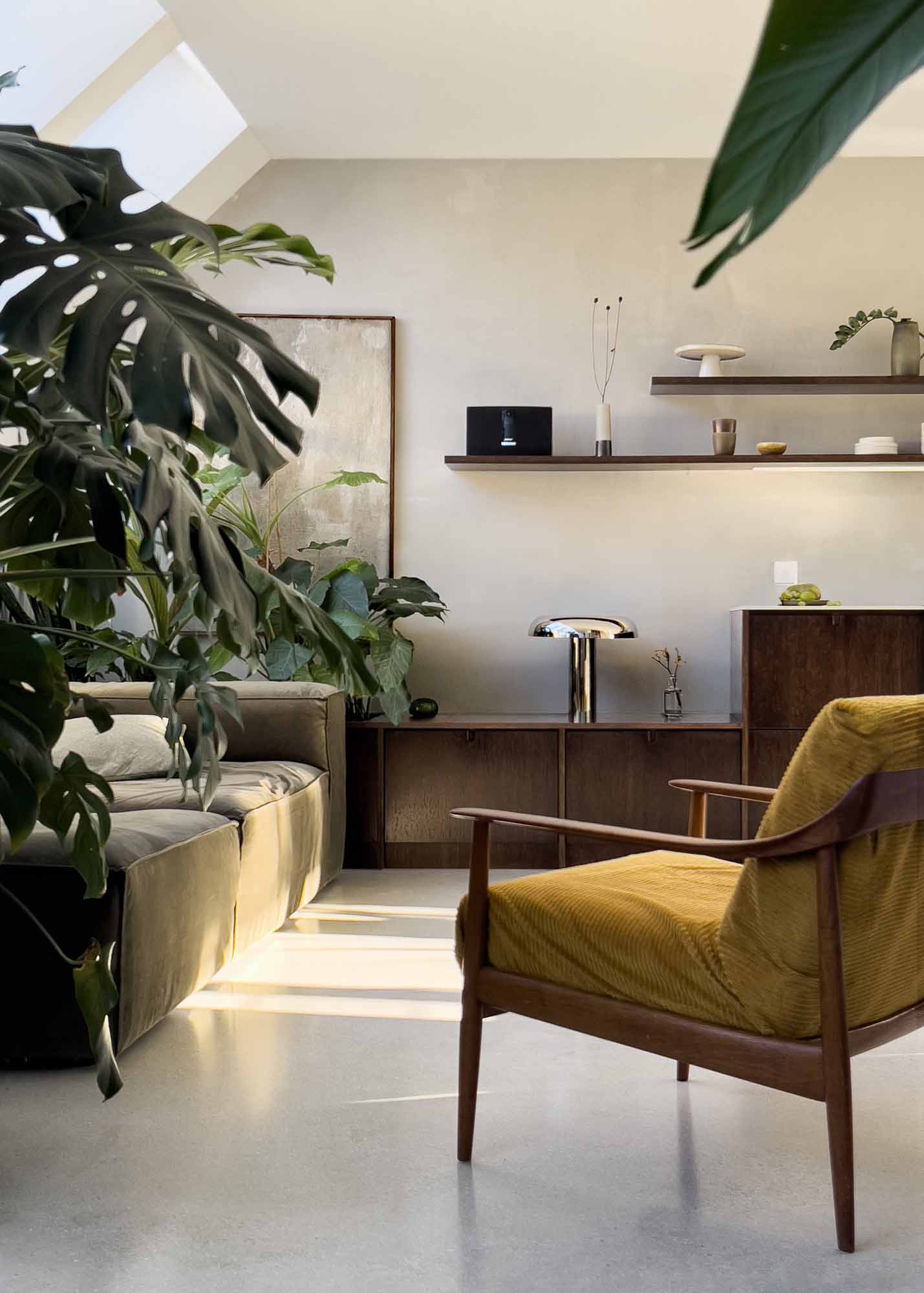Studio Hatzenbichler gestaltet ein Wiener Loft mit Beton und Grünpflanzen