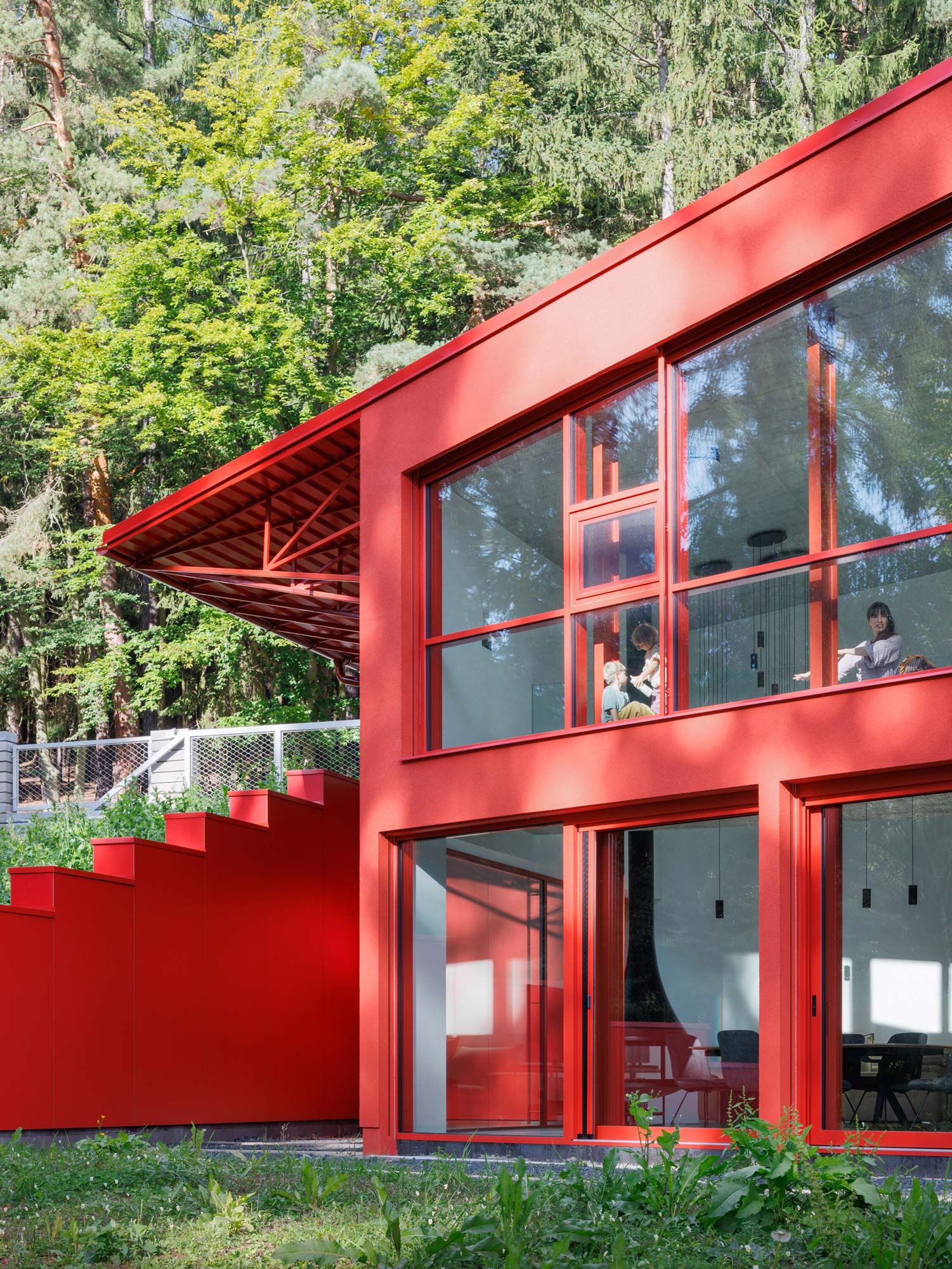 Architektura baut in der Nähe von Prag ein ungewöhnliches Familiendomizil im Wald