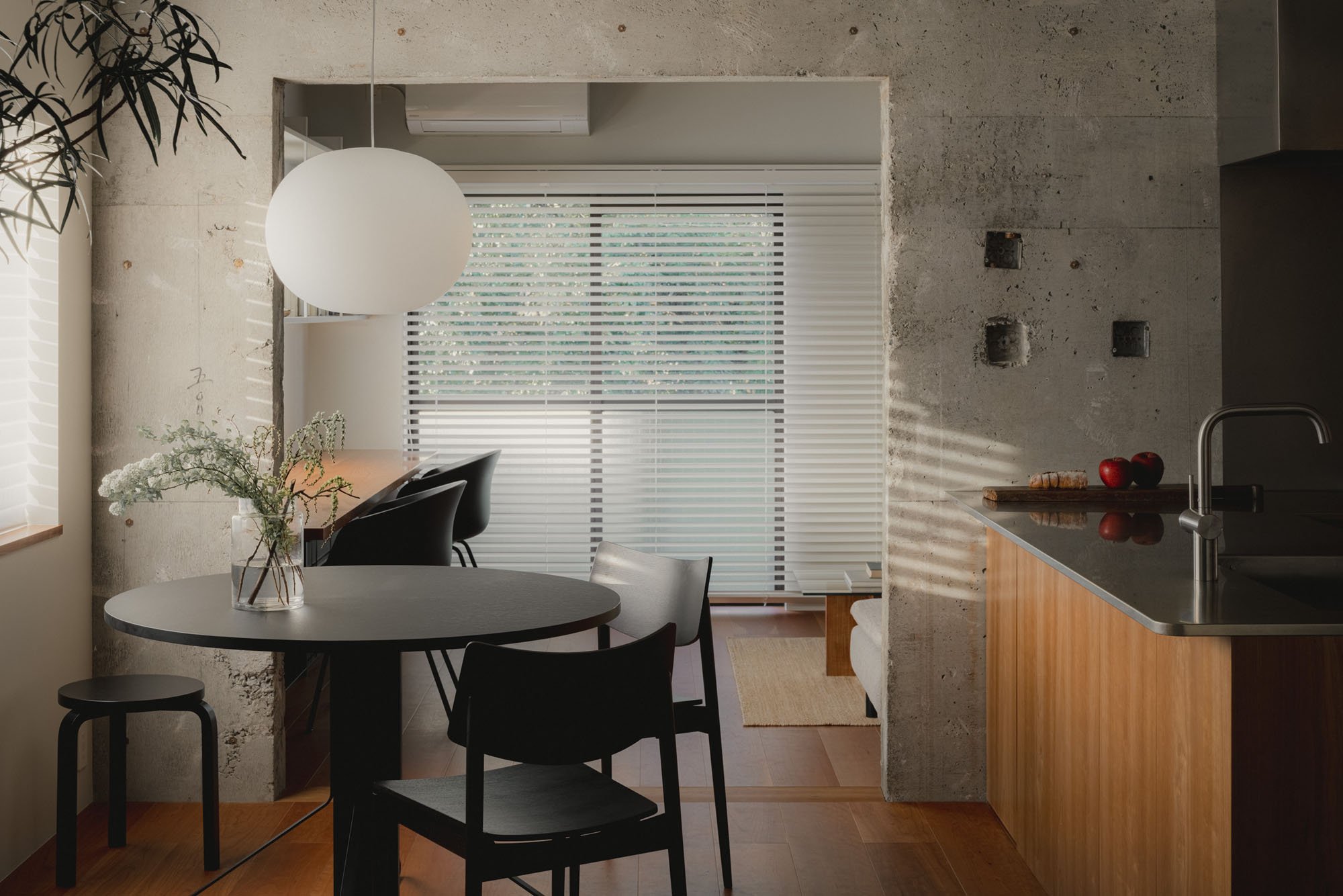 Symbiose aus Beton und Holz in einem Apartment in Tokio von Kenta Hirayama