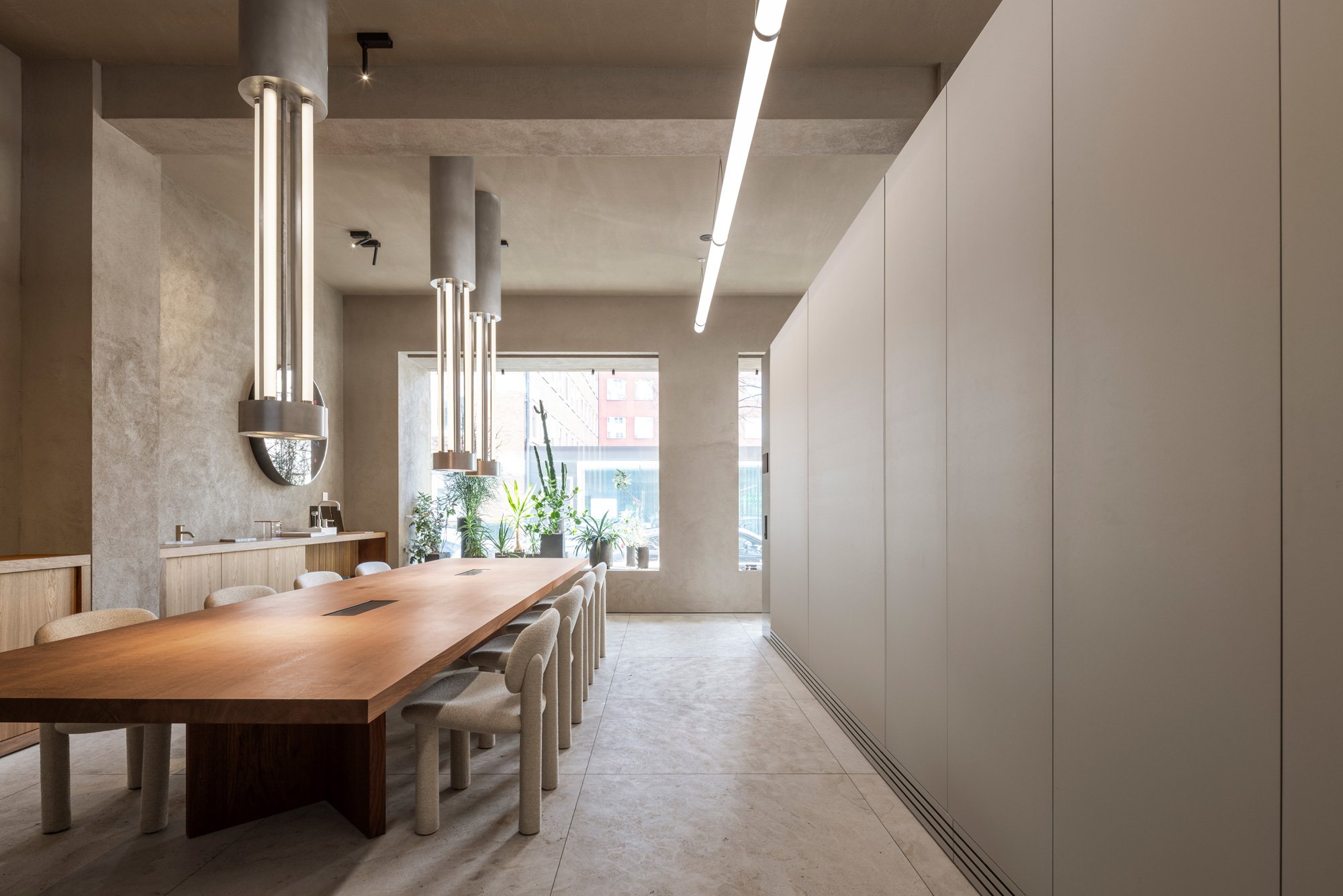 Brutalistisch angehauchte Umbauprojekte in drei europäischen Metropolen