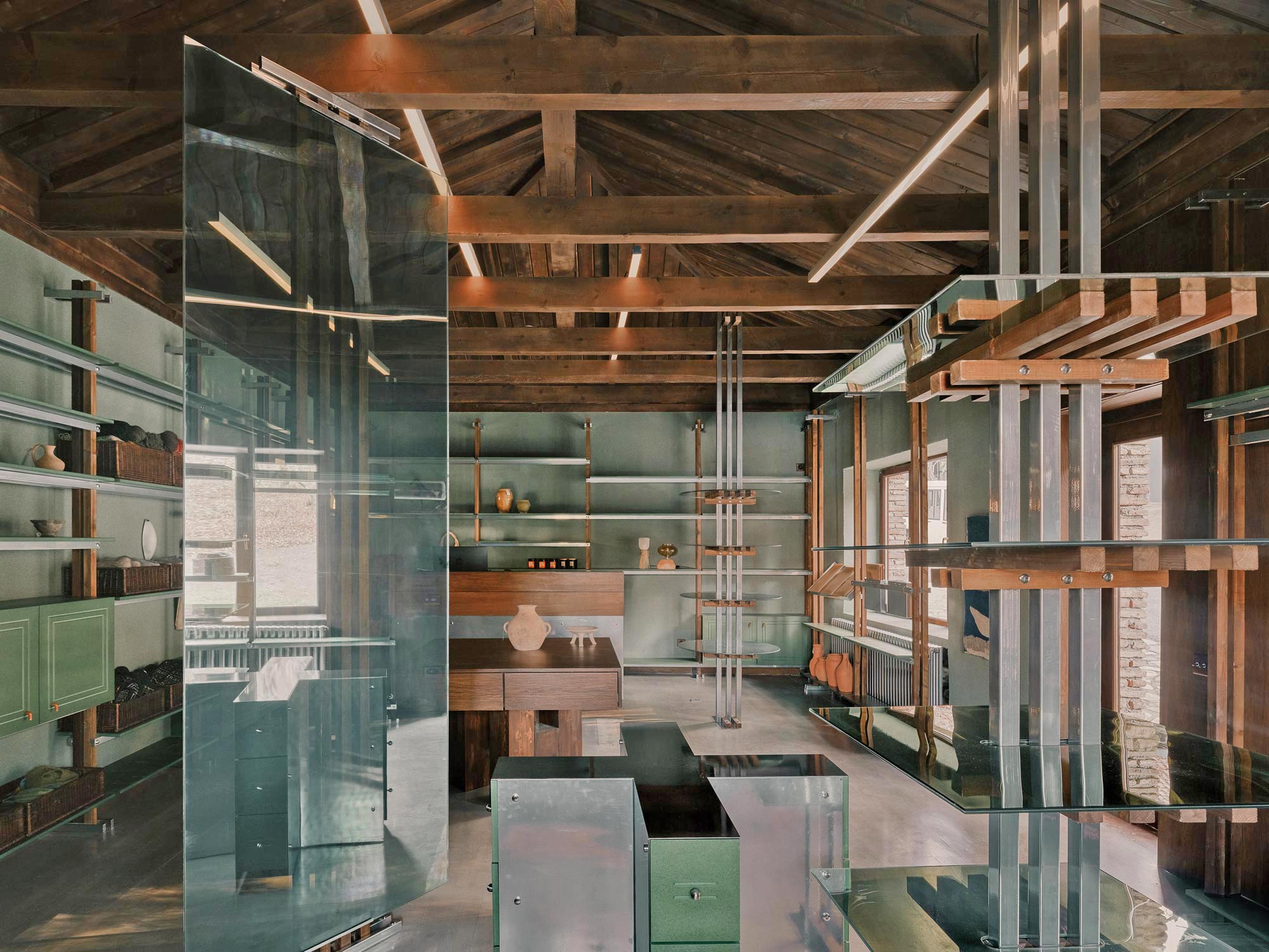 Shop-Interior in Georgien von Studio Gypsandconcrete