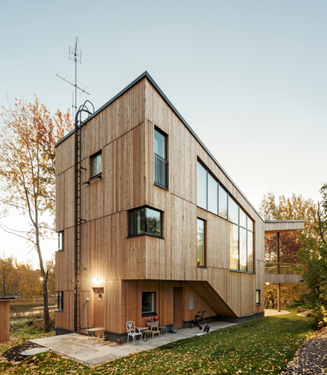 Ein Beispiel für Multigenerationenwohnen: Uroma, Großeltern, Eltern und Kinder wohnen auf diesem Grundstück zusammen.