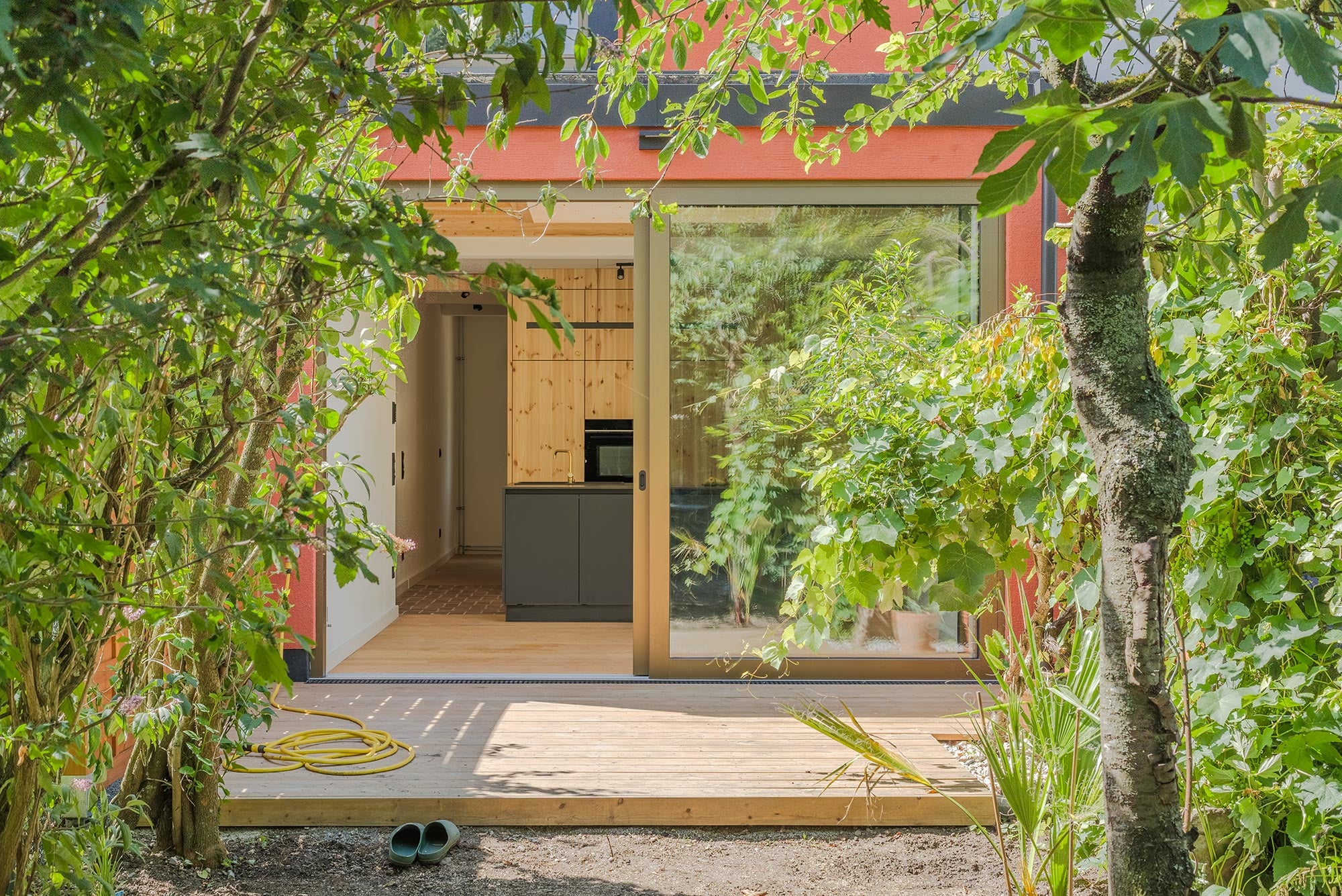 atelier brum baut Kölner Reihenhaus in offenen Wohnbau um