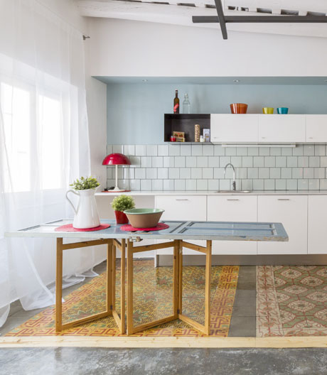 Frostige Farben und lichte Weite im Zentrum von Barcelona.