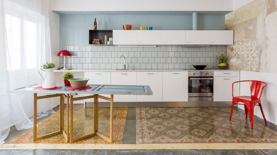 Frostige Farben und lichte Weite im Zentrum von Barcelona.