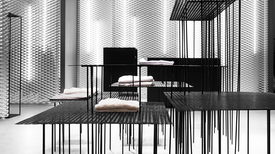 Improvisation im Gitterwerk: Das Architekturbüro Guise hat die Stockholmer Boutique eines Modelabels eingerichtet.