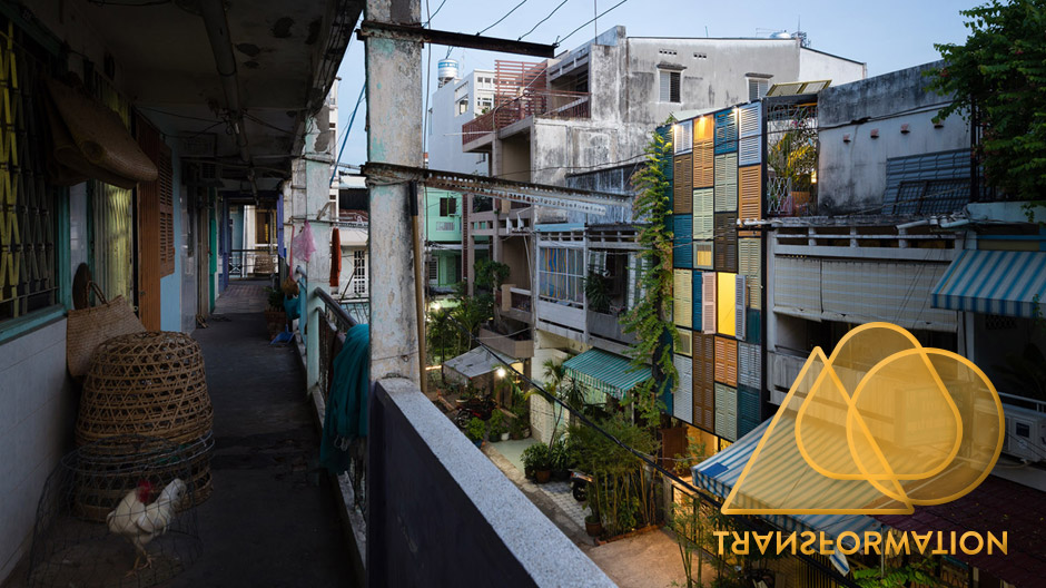 Eine Fassade aus alten Holzfenstern macht dieses Hotel in Ho-Chi-Minh-Stadt unverwechselbar.