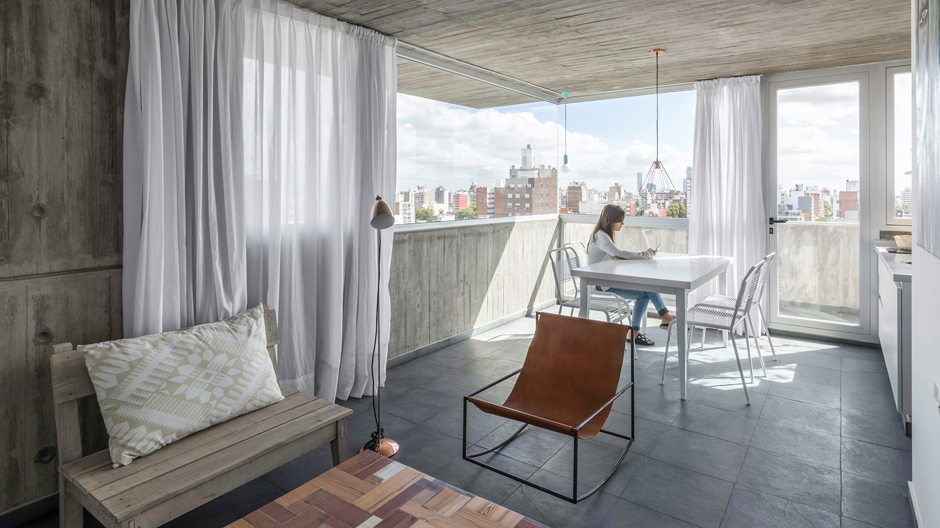 Mit seinen Vor- und Rücksprüngen beginnt dieser Neubau aus Sichtbeton von Pablo Gagliardo zu tanzen.