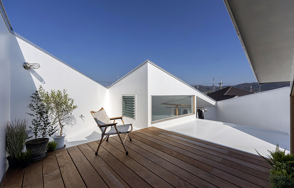 Ein Wohnhaus in Osaka von Tato aus magischen Dreiecken und surrealen Geometrien