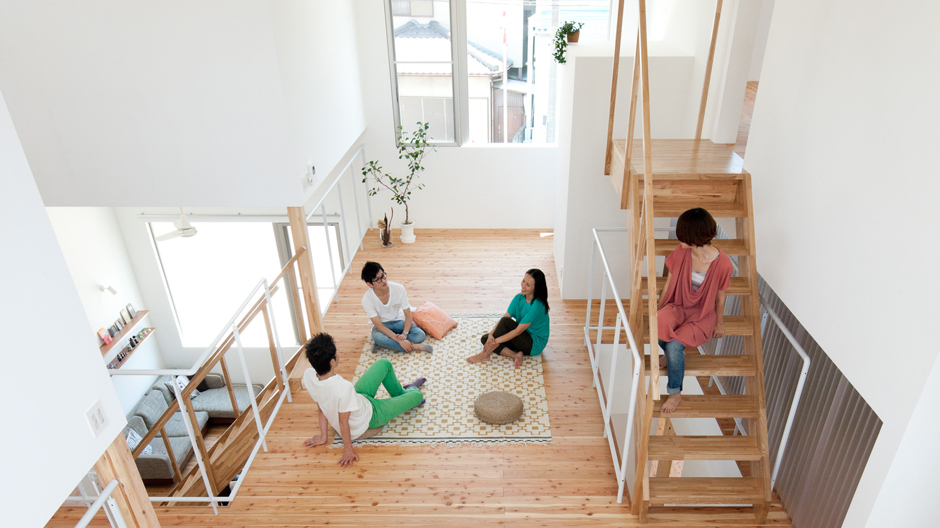 Das Architektenduo Naruse Inokuma aus Tokio hat ein Gemeinschaftshaus entworfen, in dem einander Unbekannte individuell zusammenleben sollen.