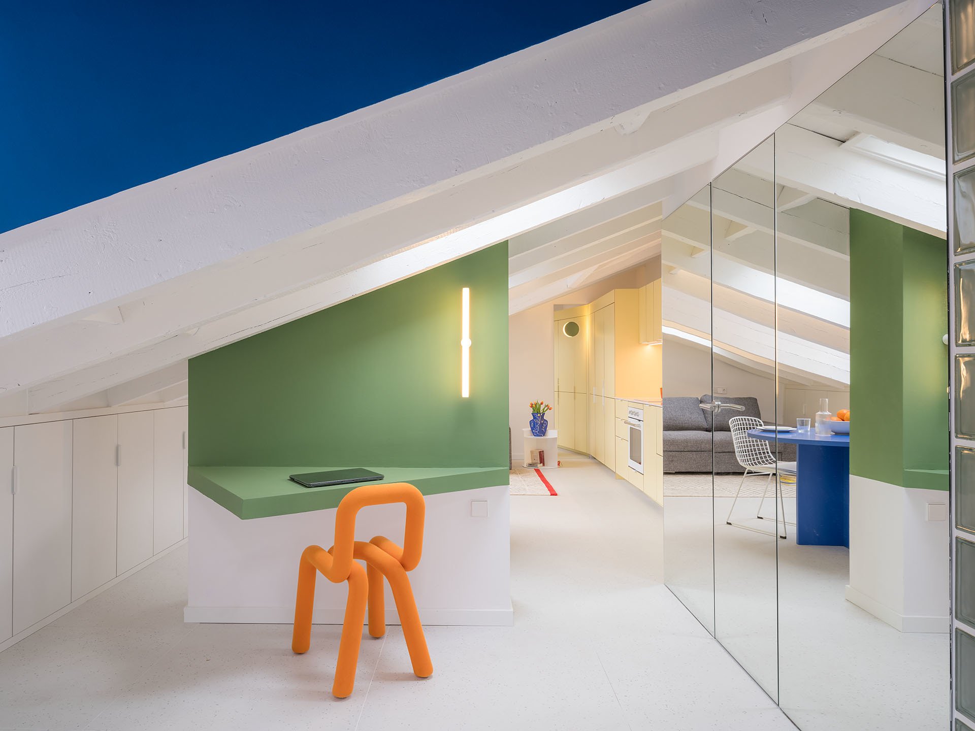 Filmreifer Wohnungsumbau in Madrid von GON Architects