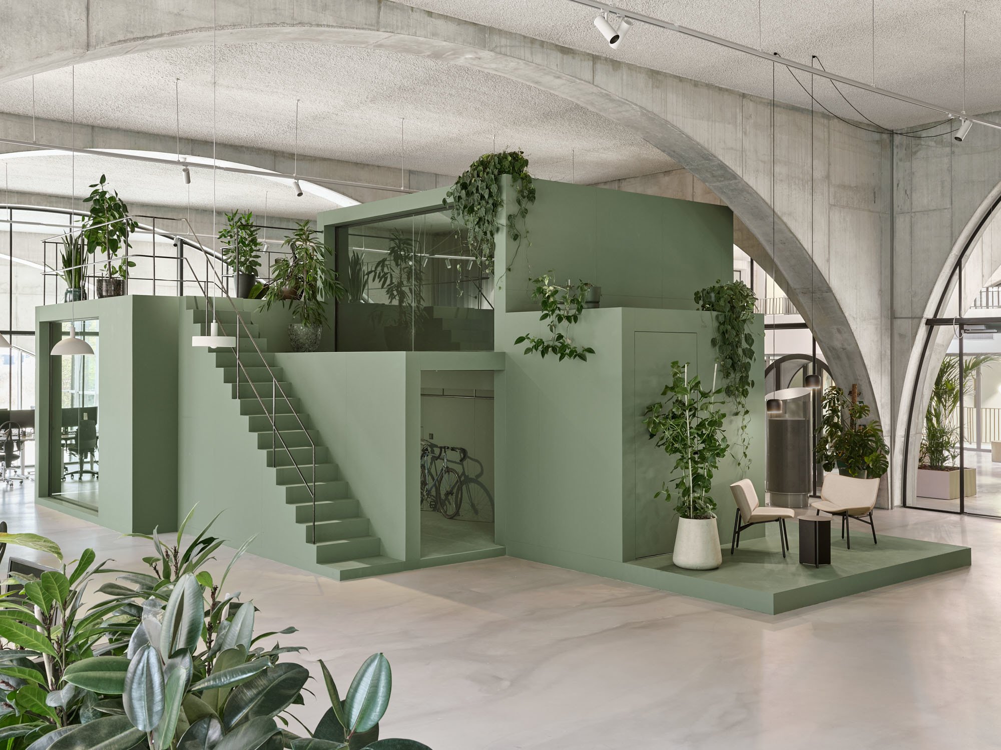 Amsterdamer Büro mit begehbaren Möbeln von Studioninedots