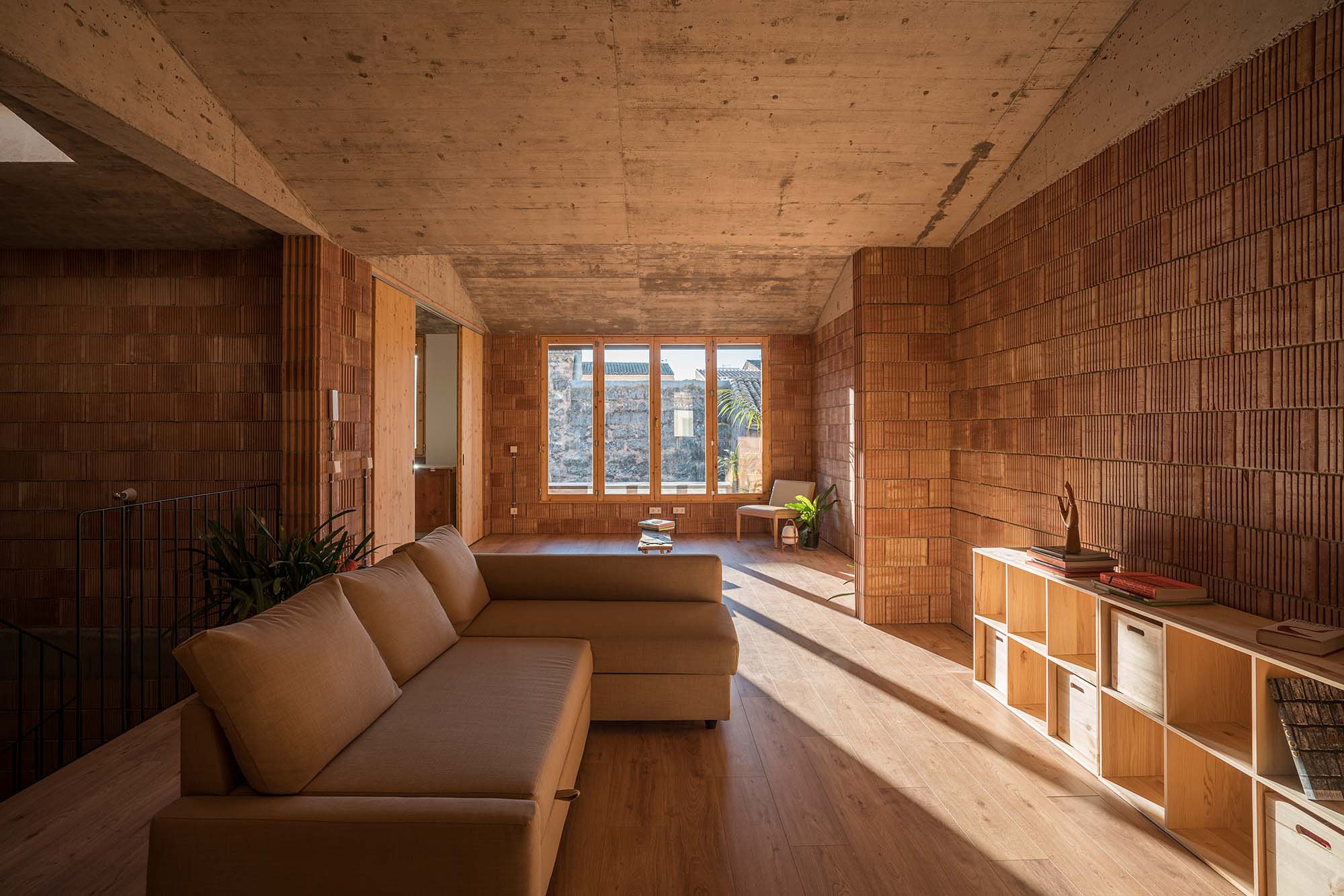 Mallorquinisches Wohnhaus aus Ziegeln von Nøra Studio