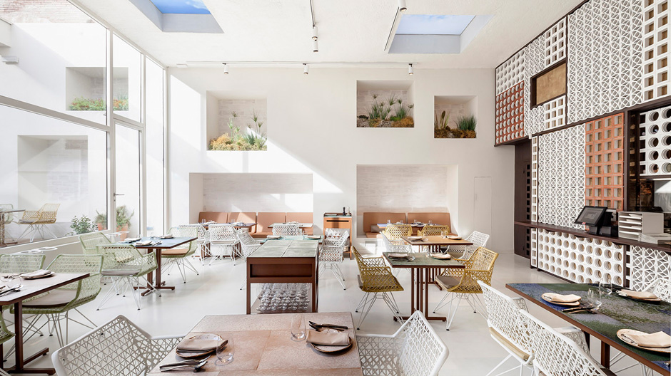 Dieses Restaurant in Barcelona holt alles raus aus dem mediterranen Materialklassiker Ton.