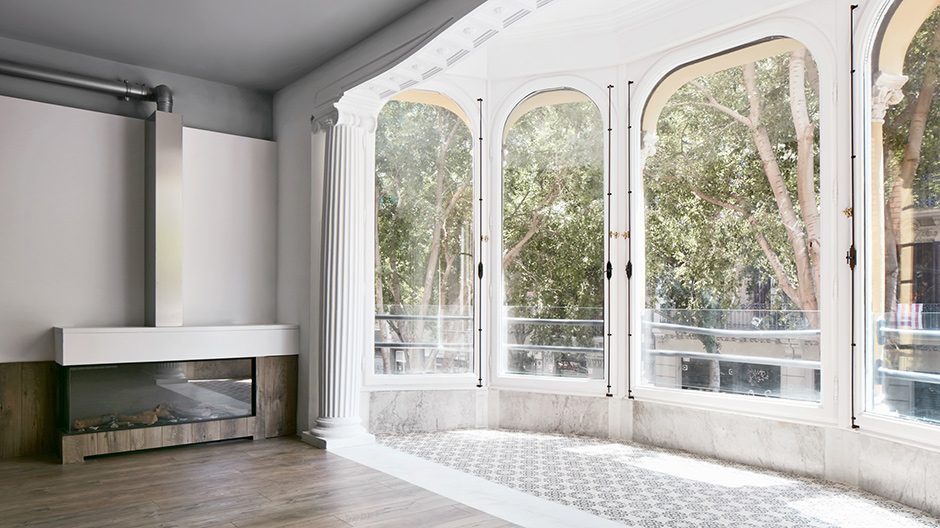 RAS Arquitectura hat einem düsteren Apartment in Barcelona zu mehr Wohnqualität verholfen.