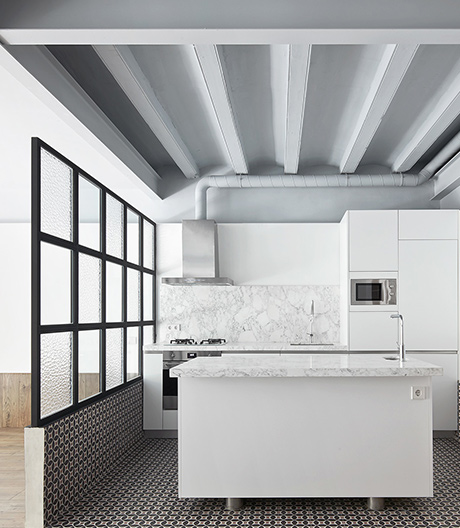 RAS Arquitectura hat einem düsteren Apartment in Barcelona zu mehr Wohnqualität verholfen.