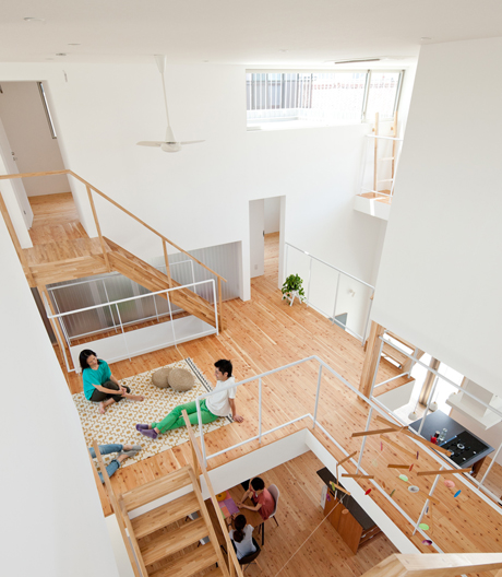 Das Architektenduo Naruse Inokuma aus Tokio hat ein Gemeinschaftshaus entworfen, in dem einander Unbekannte individuell zusammenleben sollen.