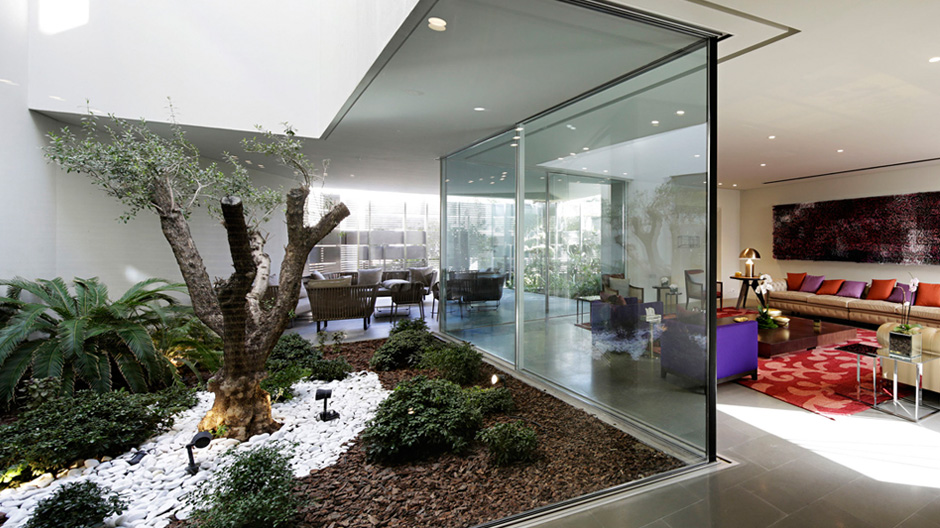 Außen schroff und steinig, innen überraschend lichtdurchflutete Höfe, Gärten und Terrassen: Ein Wohnhaus in Kuwait Stadt.