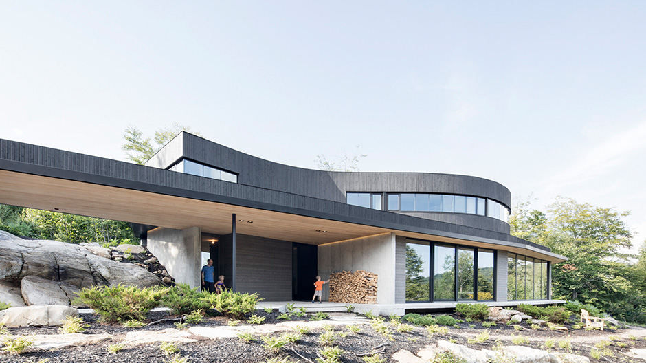 Auch wenn dieses Einfamilienhaus in Québec gar nicht wie ein Effizienzhaus aussieht: es ist in der Lage sich selbst zu versorgen.