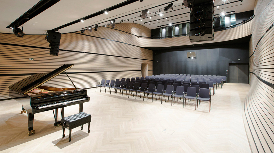 Aus privater Hand: Mit arlberg1800 wurde gerade ein neuer Kammermusiksaal mit angeschlossener Kunsthalle eröffnet.