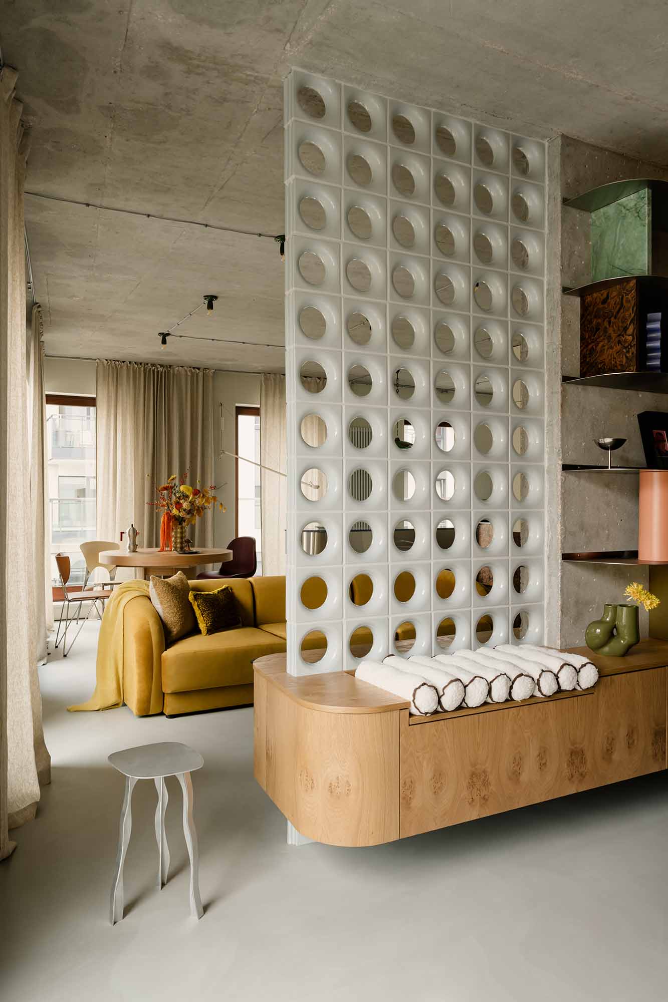 Apartment mit markantem Raumteiler von Mistovia Studio