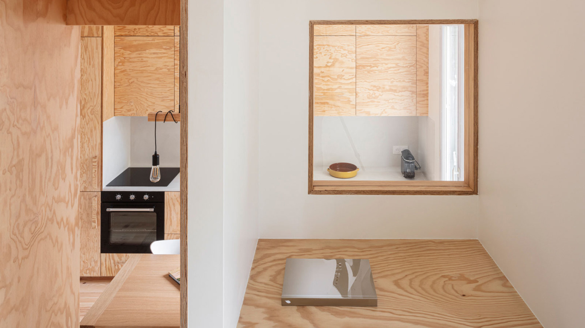 Miniapartment mit Plateaus und Pinie von l’atelier