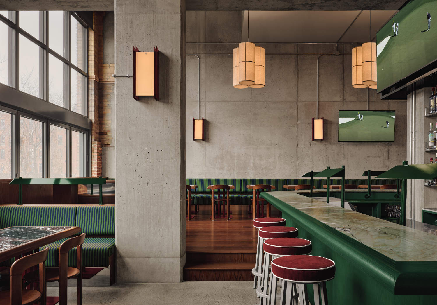 Industriell geprägter Indoor-Golfplatz Muni in Montreal von Ivy Studio