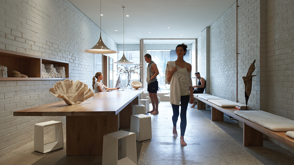 Robert Mills hat in Melbourne ein Fabrikgebäude in dieses schicke Yoga- und Pilates-Studio verwandelt.