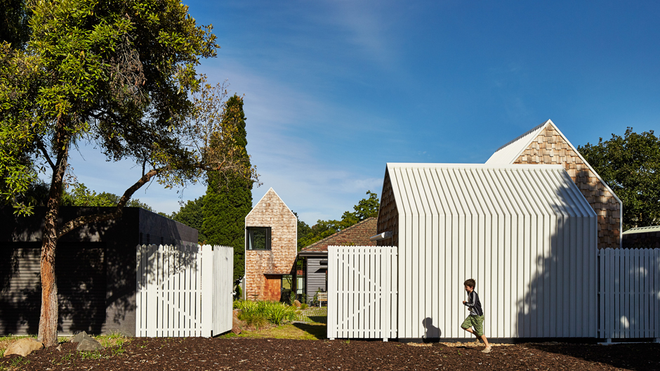 Dorf oder Großstadt? Ein erstaunliches Haus von Andrew Maynard Architects.