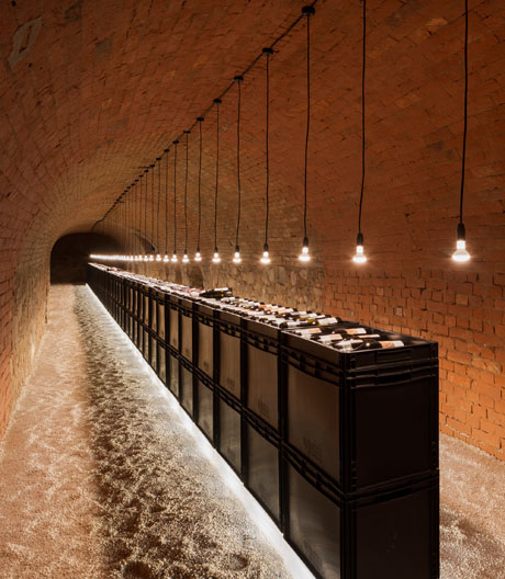 Vorne historisch, hinten zeitgenössisch: Wie das Haus eines Winzers den Wein inszeniert.