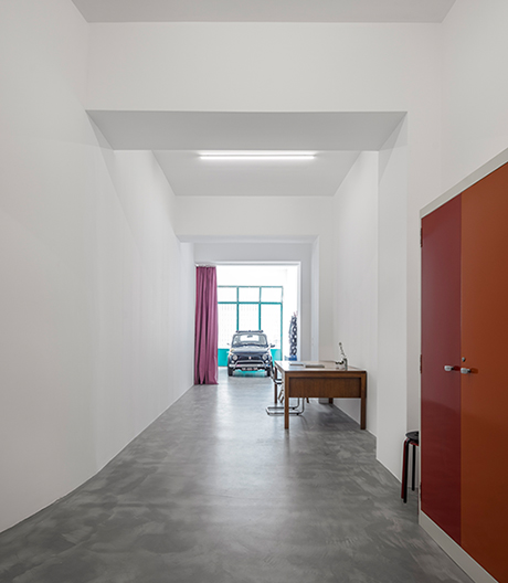 Mit kleinem Budget haben Fala Atelier eine Garage in ein Wohnloft umgewandelt.