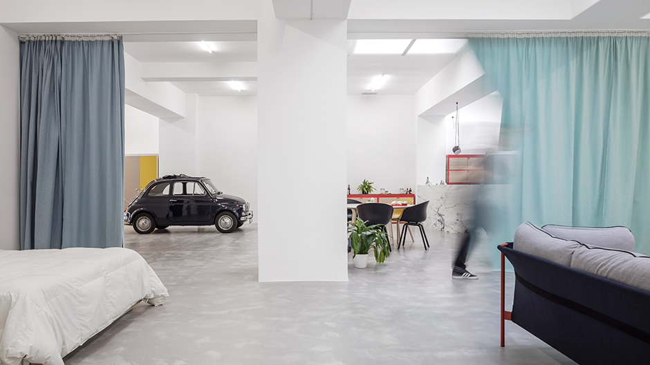 Mit kleinem Budget haben Fala Atelier eine Garage in ein Wohnloft umgewandelt.