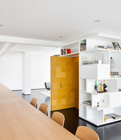 Lift me up: Der Fahrstuhl ist das Zentrum dieser brasilianischen Wohnung.