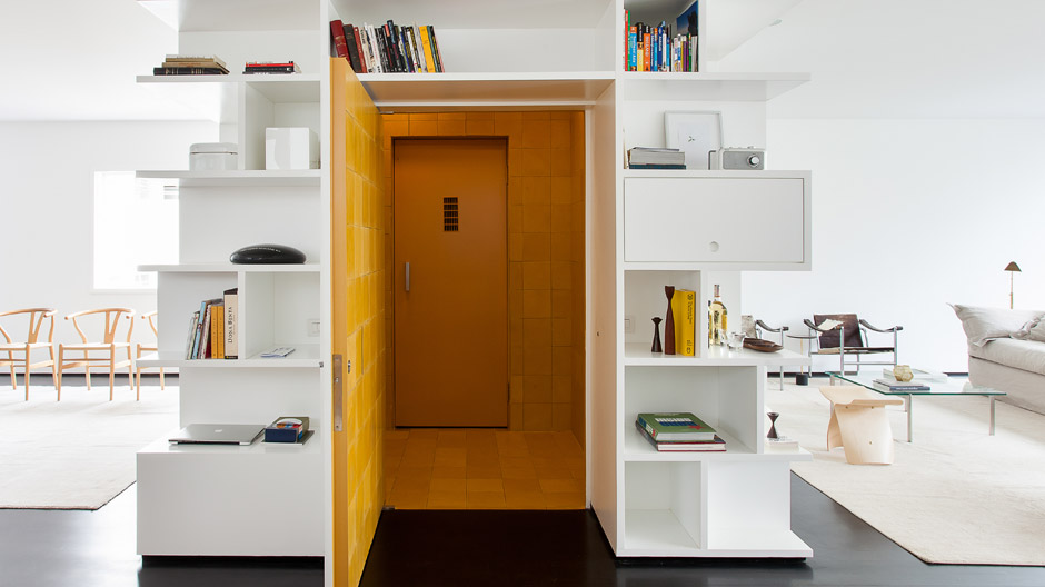 Lift me up: Der Fahrstuhl ist das Zentrum dieser brasilianischen Wohnung.