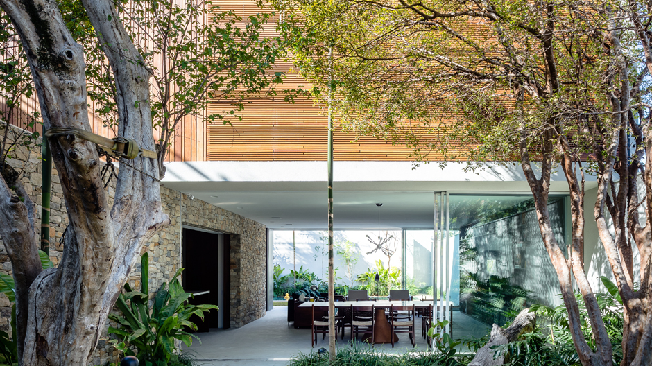 Wie viel passt auf 300 Quadratmeter in São Paulo? Wohnhaus mit Garten, Sauna und Dachterrasse von Felipe Hess.