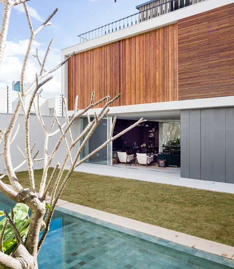 Wie viel passt auf 300 Quadratmeter in São Paulo? Wohnhaus mit Garten, Sauna und Dachterrasse von Felipe Hess.