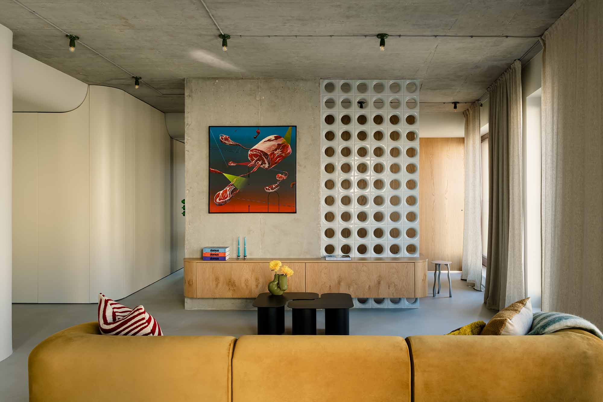 Apartment mit markantem Raumteiler von Mistovia Studio