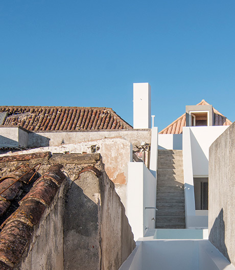 Estudio ODS haben dieses Haus an der Algarve in ein zeitgemäßes Domizil inklusive kleinem Schwimmbecken umgebaut.