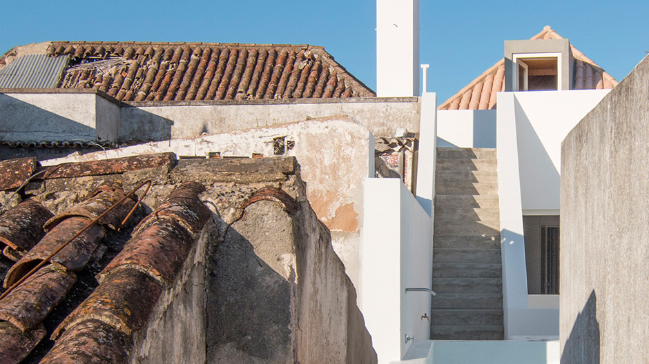 Estudio ODS haben dieses Haus an der Algarve in ein zeitgemäßes Domizil inklusive kleinem Schwimmbecken umgebaut.
