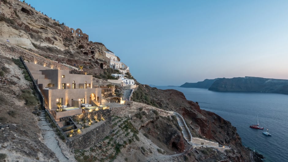 Das Boutique-Hotel von Kapsimalis Architects fügt sich perfekt in die Steilküste von Santorin ein.