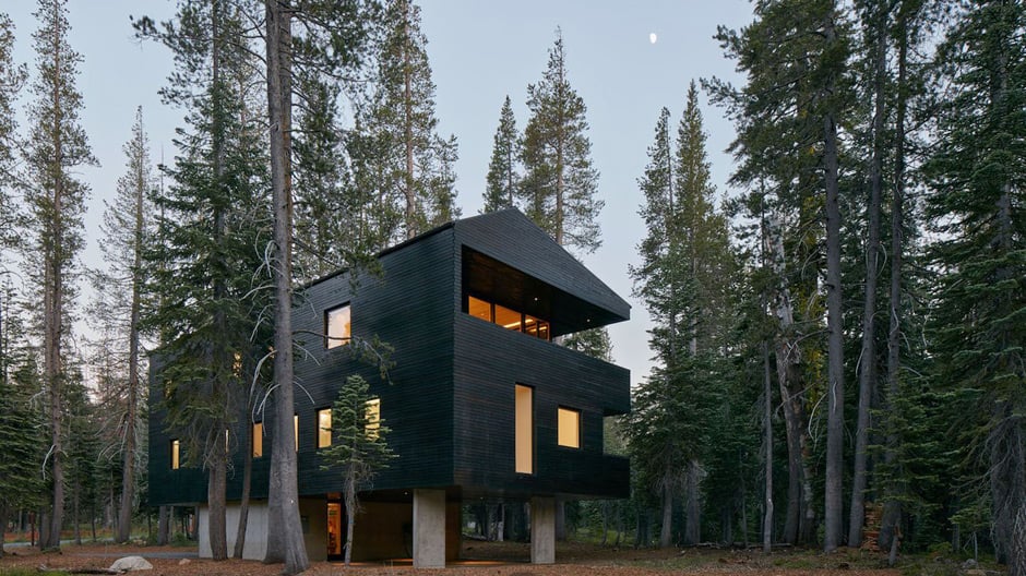 Mork Ulnes Architects haben in einem US-Skigebiet ein dreigeschossiges Ferienhaus gebaut.
