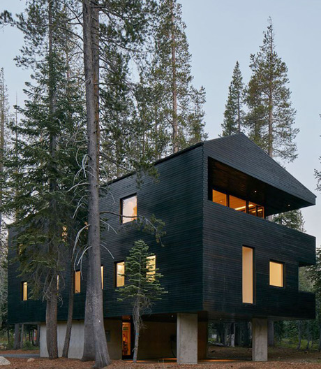 Mork Ulnes Architects haben in einem US-Skigebiet ein dreigeschossiges Ferienhaus gebaut.